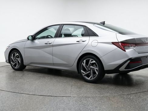 Used 2025 Hyundai Elantra Limited FWD image 6