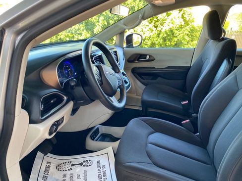 Used 2019 Chrysler Pacifica LX w/ Tire & Wheel Group FWD image 27