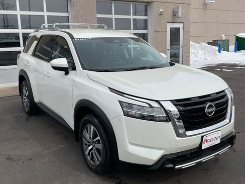 Used 2023 Nissan Pathfinder SL AWD/4WD image 3
