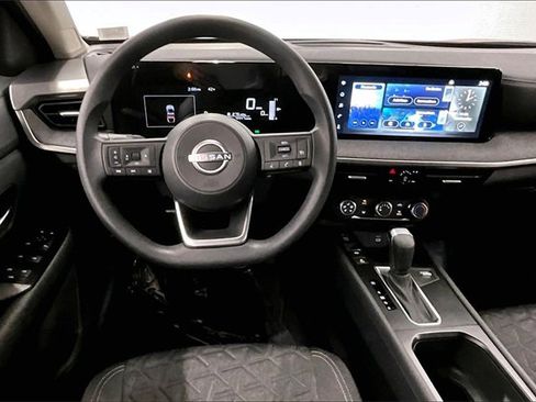 Used 2025 Nissan Kicks SV image 5