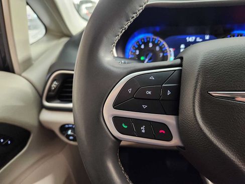 Used 2023 Chrysler Pacifica Touring-L FWD image 28