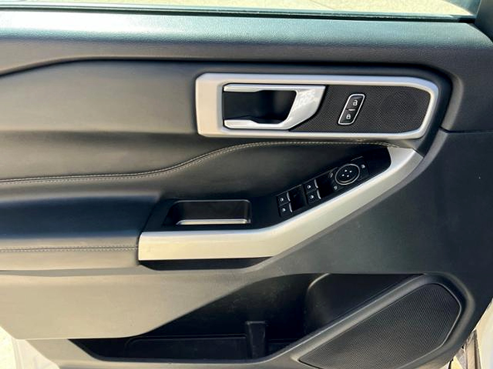 Used 2022 Ford Explorer XLT AWD/4WD image 12
