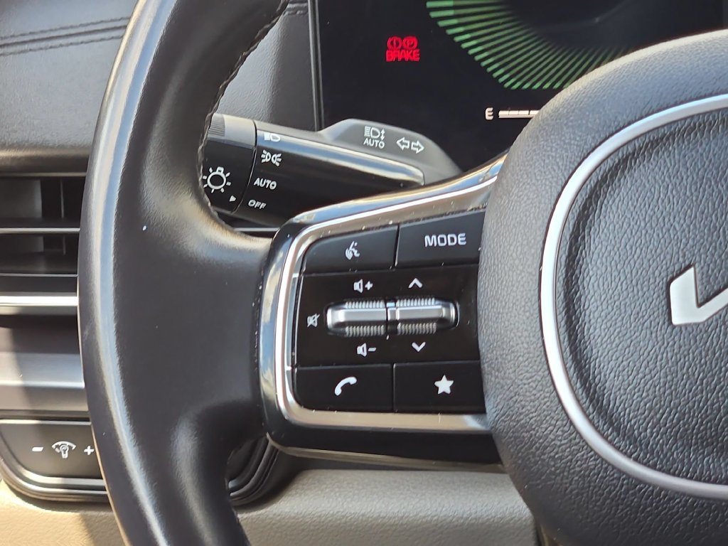 Used 2025 Kia Carnival FWD image 22