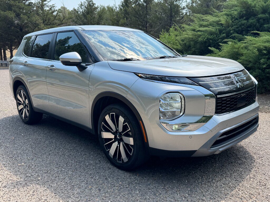 Used 2025 Mitsubishi Outlander SE FWD image 3