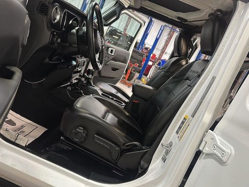 Used 2021 Jeep Gladiator Overland AWD/4WD image 15