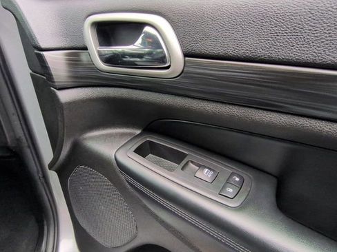 Used 2019 Jeep Grand Cherokee Laredo w/ Security & Convenience Group AWD/4WD image 27