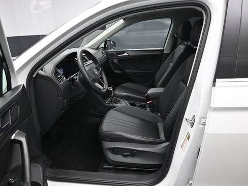 Used 2023 Volkswagen Tiguan SE w/ Panoramic Sunroof Package FWD image 9