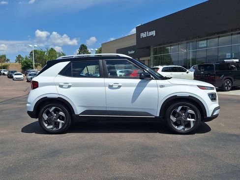 Used 2024 Hyundai Venue Limited FWD image 2