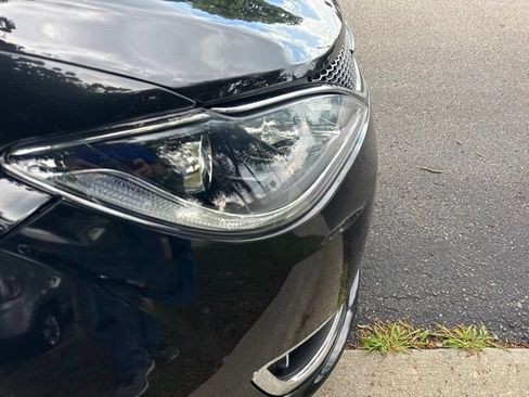 Used 2019 Chrysler Pacifica Limited FWD image 11