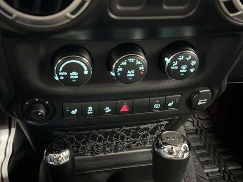Used 2017 Jeep Wrangler Rubicon w/ Power Convenience Group AWD/4WD image 16