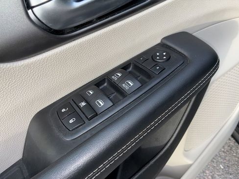 Used 2023 Chrysler Pacifica Touring-L FWD image 13