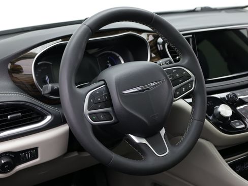 Used 2023 Chrysler Pacifica Limited FWD image 12