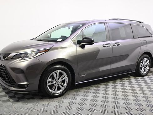 Used 2021 Toyota Sienna XSE w/ XSE Plus Package AWD/4WD image 2