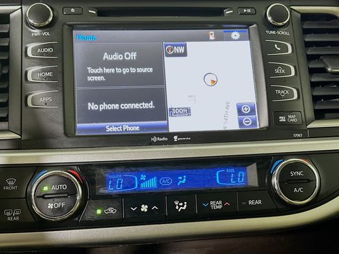 Used 2015 Toyota Highlander XLE FWD image 24