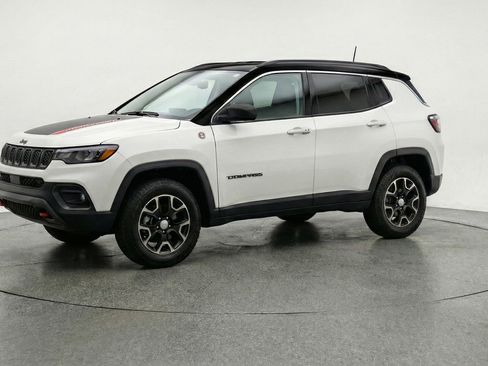 Used 2025 Jeep Compass Trailhawk image 2