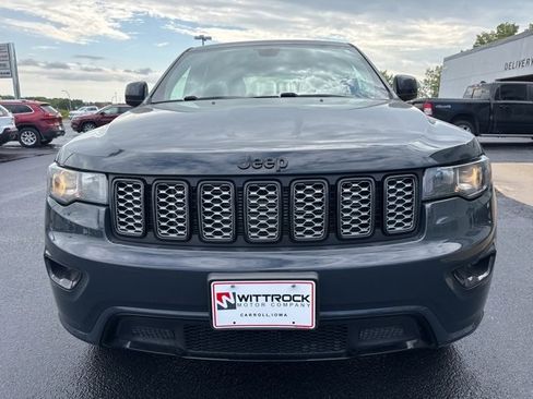 Used 2017 Jeep Grand Cherokee Altitude image 3
