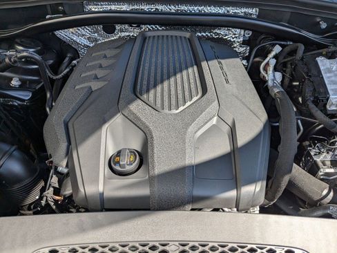 Certified 2025 Porsche Macan image 30