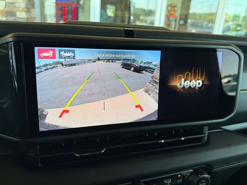 Used 2025 Jeep Wrangler Unlimited Sahara AWD/4WD image 24