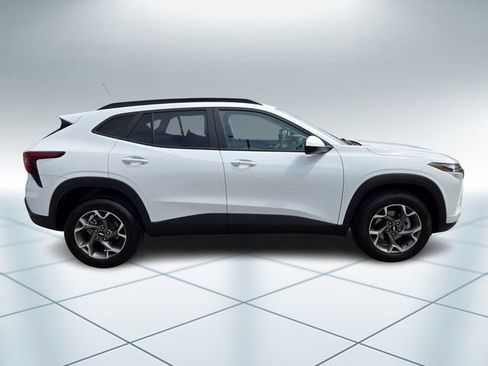 Used 2024 Chevrolet Trax LT w/ Driver Confidence Package FWD image 4