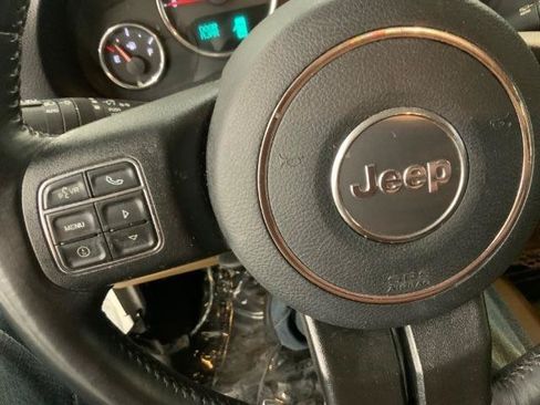 Used 2017 Jeep Wrangler Unlimited Rubicon w/ Connectivity Group AWD/4WD image 20