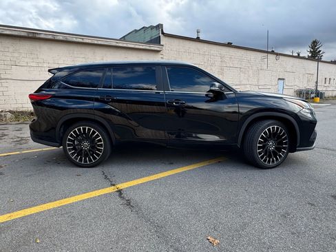 Used 2023 Toyota Highlander XLE image 8