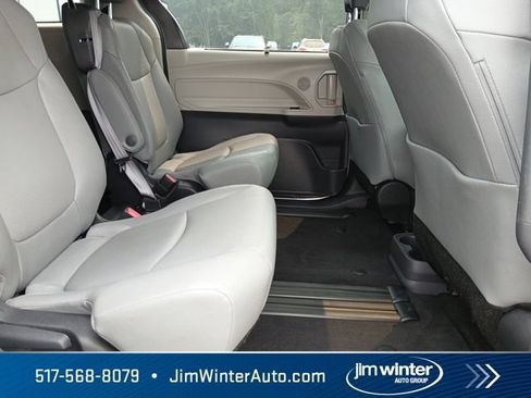 Used 2023 Toyota Sienna XLE FWD image 17