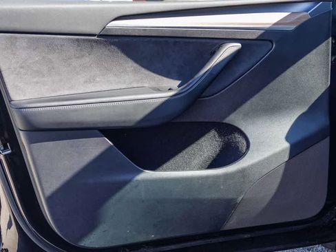 Used 2022 Tesla Model Y Long Range image 18