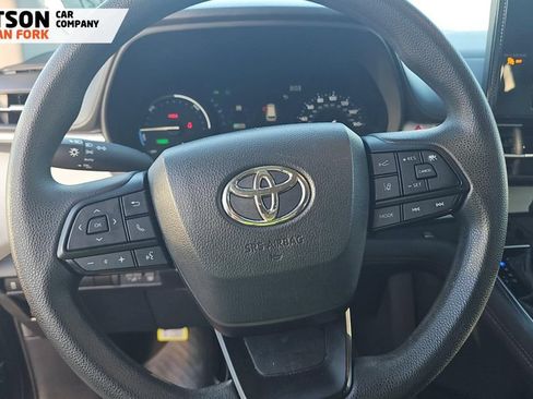 Used 2025 Toyota Sienna LE FWD image 6