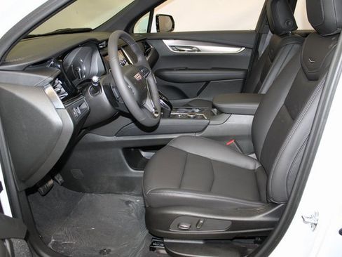 New 2025 Cadillac XT6 Luxury image 5