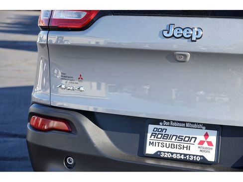 Used 2017 Jeep Cherokee Latitude image 10