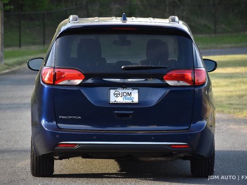 Used 2020 Chrysler Pacifica Touring-L FWD image 6