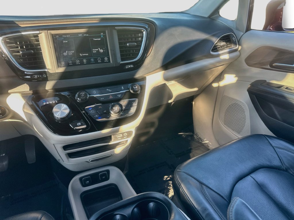 Used 2018 Chrysler Pacifica Touring-L FWD image 22