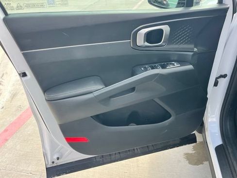 Used 2025 Kia Sorento LX FWD image 9