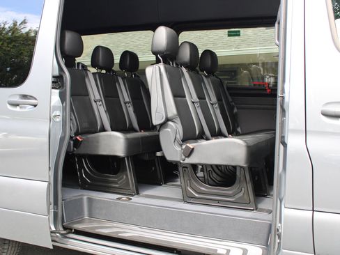 Used 2024 Mercedes-Benz Sprinter 2500 image 34