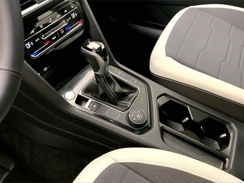 Used 2025 Volkswagen Taos SE w/ Panoramic Sunroof Package image 17