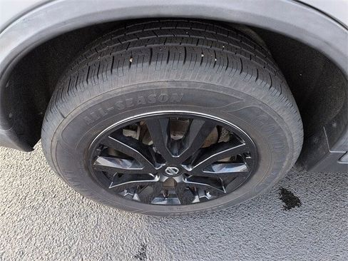 Used 2018 Nissan Rogue SV image 9