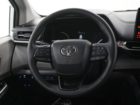 Used 2024 Toyota Sienna LE AWD/4WD image 18