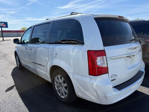 Used 2016 Chrysler Town & Country Touring image 9