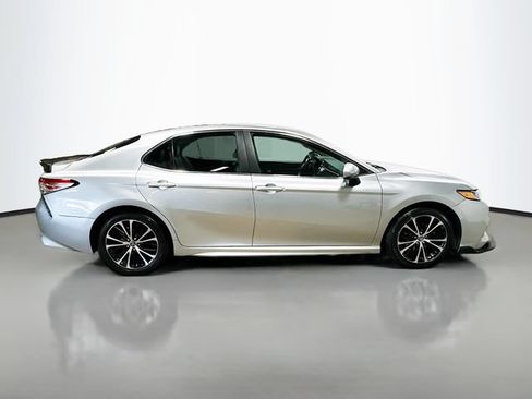 Used 2018 Toyota Camry SE FWD image 5
