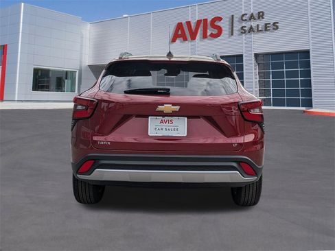 Used 2025 Chevrolet Trax LT w/ LT Convenience Package image 7