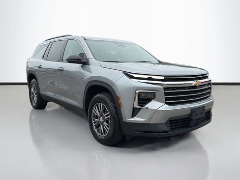 Used 2024 Chevrolet Traverse LT image 1