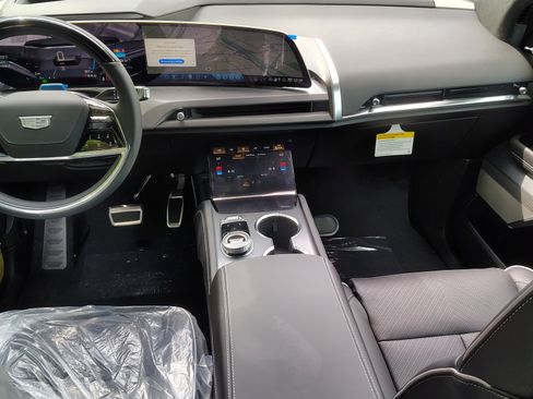 New 2026 Cadillac Vistiq Platinum w/ LPO, Floor Liner Package image 13