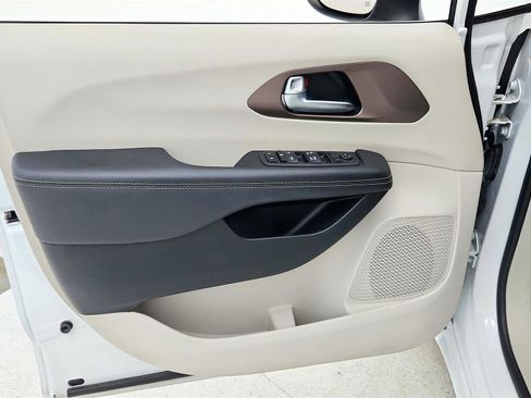 Used 2023 Chrysler Voyager LX FWD image 40