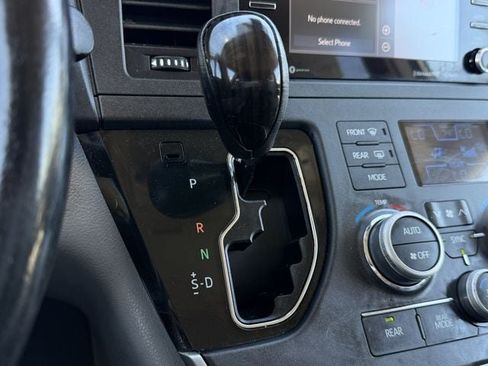 Used 2020 Toyota Sienna XLE w/ XLE Navigation Package FWD image 18