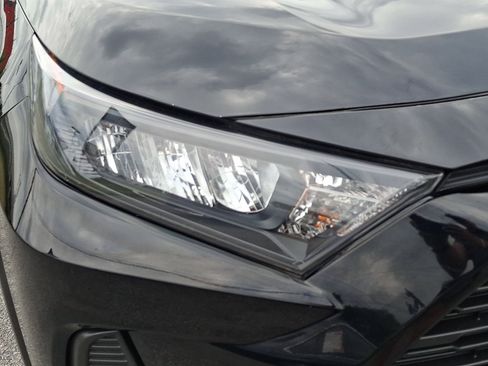 Used 2021 Toyota RAV4 LE AWD/4WD image 9