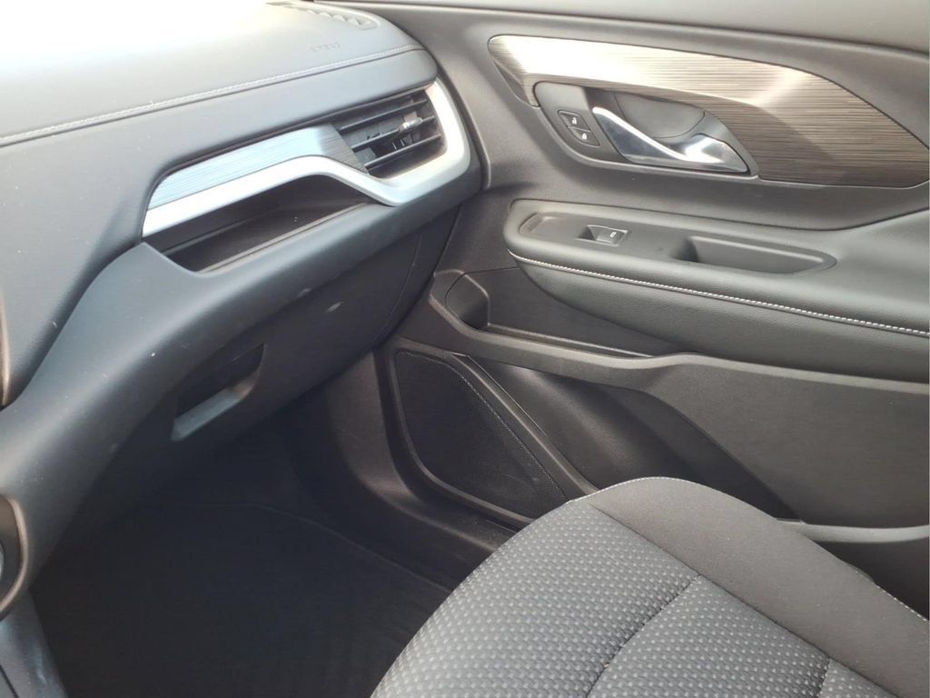 Used 2024 GMC Terrain SLE w/ Driver Convenience Package FWD image 23