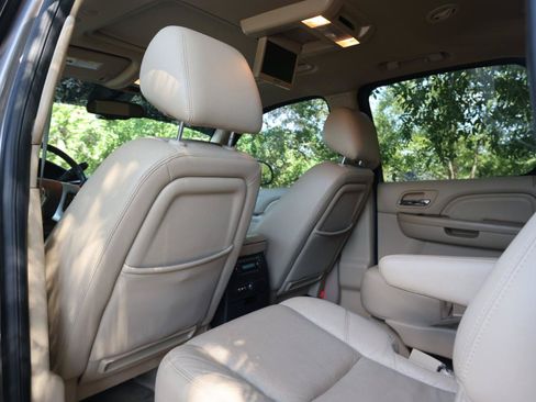 Used 2012 Cadillac Escalade ESV Premium AWD/4WD image 17