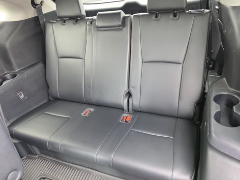 Used 2023 Toyota Highlander XLE FWD image 11