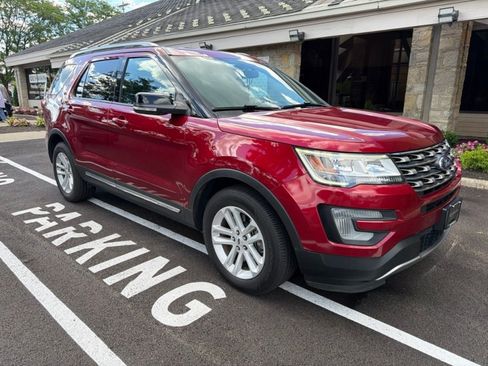 Used 2017 Ford Explorer XLT w/ Equipment Group 202A FWD image 9