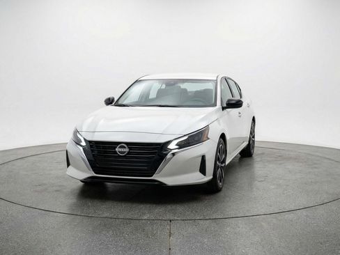 Used 2025 Nissan Altima 2.5 SV image 2